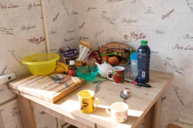 Belarus Minsk 06 12 2019 Yemek ve mutfak eşyaları ile dağınık bir yemek masası.