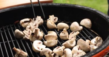 Yakın çekim erkek el pişirme lezzetli barbekü mantar yüksek açı