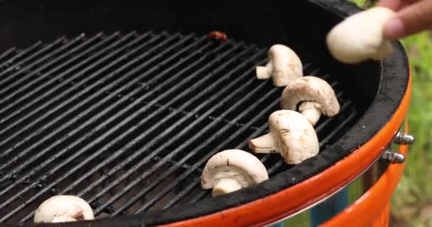 Close-up tangan laki-laki memasak jamur barbekyu lezat Sudut tinggi — Stok Video