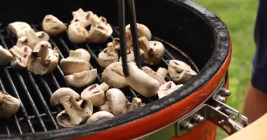 Yakın çekim erkek el pişirme lezzetli barbekü mantar yüksek açı