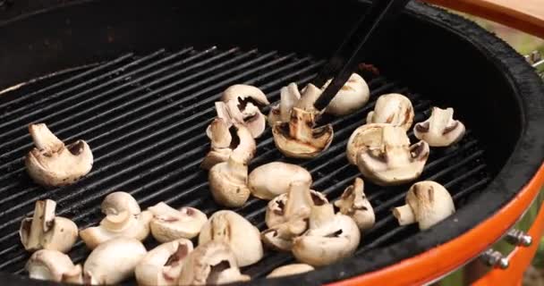 Yakın çekim erkek el pişirme lezzetli barbekü mantar yüksek açı — Stok video