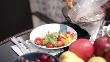 Tabakta öğle yemeği servisi yapan kadın.