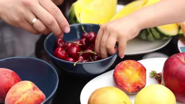 Vrouw het nemen van een perzik uit fruitschaal. — Stockvideo