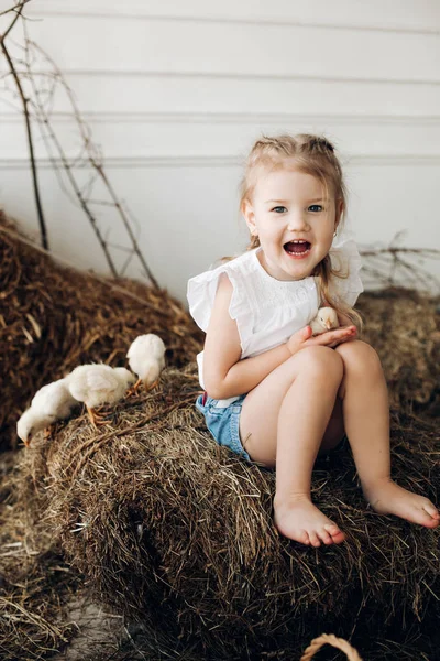 Mooi meisje met grote mooie ogen houden kleine Chick — Stockfoto