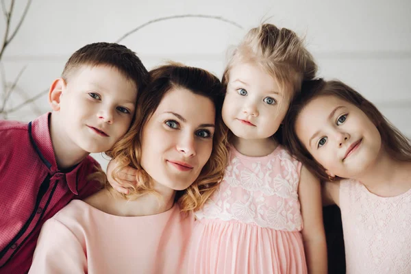 카메라를 보고 웃고 있는 귀여운 가족의 초상화 — 스톡 사진