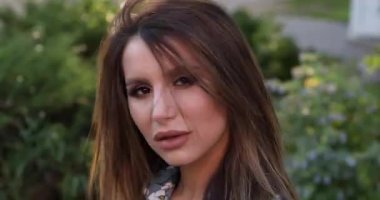 Makyaj gülümseyen ve saçlarına dokunmadan güzel kız.