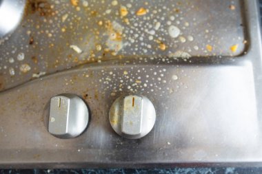 Gaz lı ocakyıkama işlemi. Kimyasal yıkama sıvısı ile kaplı kirli gaz ocağının yakın çekim. Ev işleri veya ev işleri kavramı.