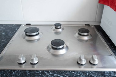 Yıkandıktan sonra cilalı gaz ocak. Parlatma kimyasalları ile yıkandıktan sonra mükemmel temiz gaz ocak. Brülörleri yıkama sonucu.