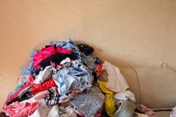 Vista frontal de la ropa dispersa en el sofá en casa — Foto de Stock