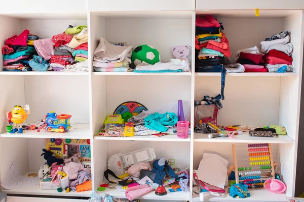 Habitación desordenada para niños a la luz del día.Vista desordenada en la habitación del niño a la luz del día. Los niños jugaban en la habitación y dejaban un desastre total. Los juguetes están esparcidos por todo el suelo . — Foto de Stock