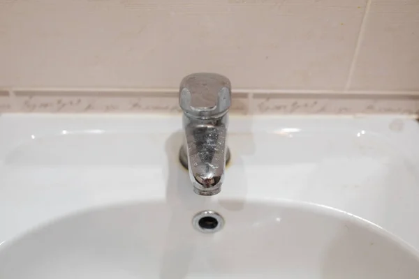 Kirli paslanmaz banyo musluğu. Banyo musluğu ve seramik lavabo. — Stok fotoğraf