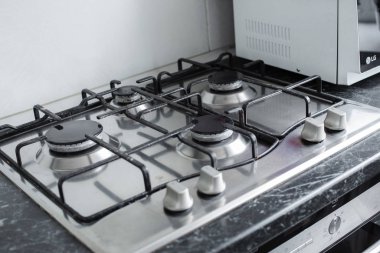 Yıkandıktan sonra cilalı gaz ocak. Parlatma kimyasalları ile yıkandıktan sonra mükemmel temiz gaz ocak. Brülörleri yıkama sonucu.