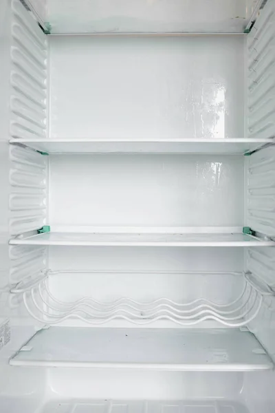 Vista frontal do frigorífico vazio que fica em casa — Fotografia de Stock
