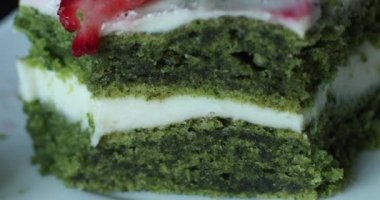 Misafir üstüne çilek ile pasta tatlı dilim zevk.