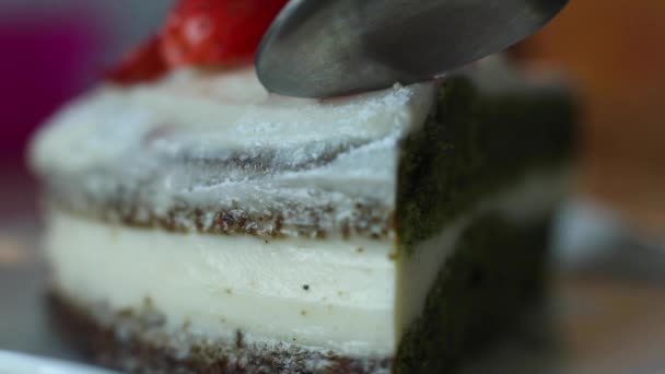 Utting pedaço de bolo de biscoito fresco apetitoso com geléia de morango extremo close-up — Vídeo de Stock