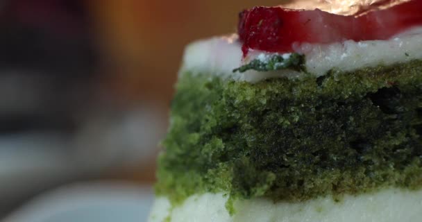 Utting pedaço de bolo de biscoito fresco apetitoso com geléia de morango extremo close-up — Vídeo de Stock