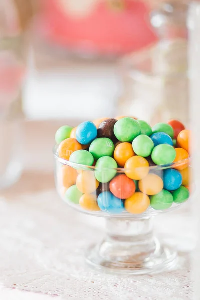 Doces deliciosos coloridos que ficam na placa na mesa — Fotografia de Stock