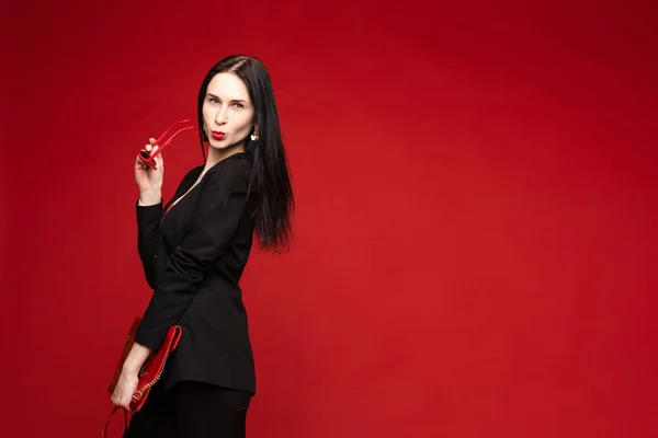 Retrato de jovem bela mulher olhando atenciosamente para baixo . — Fotografia de Stock