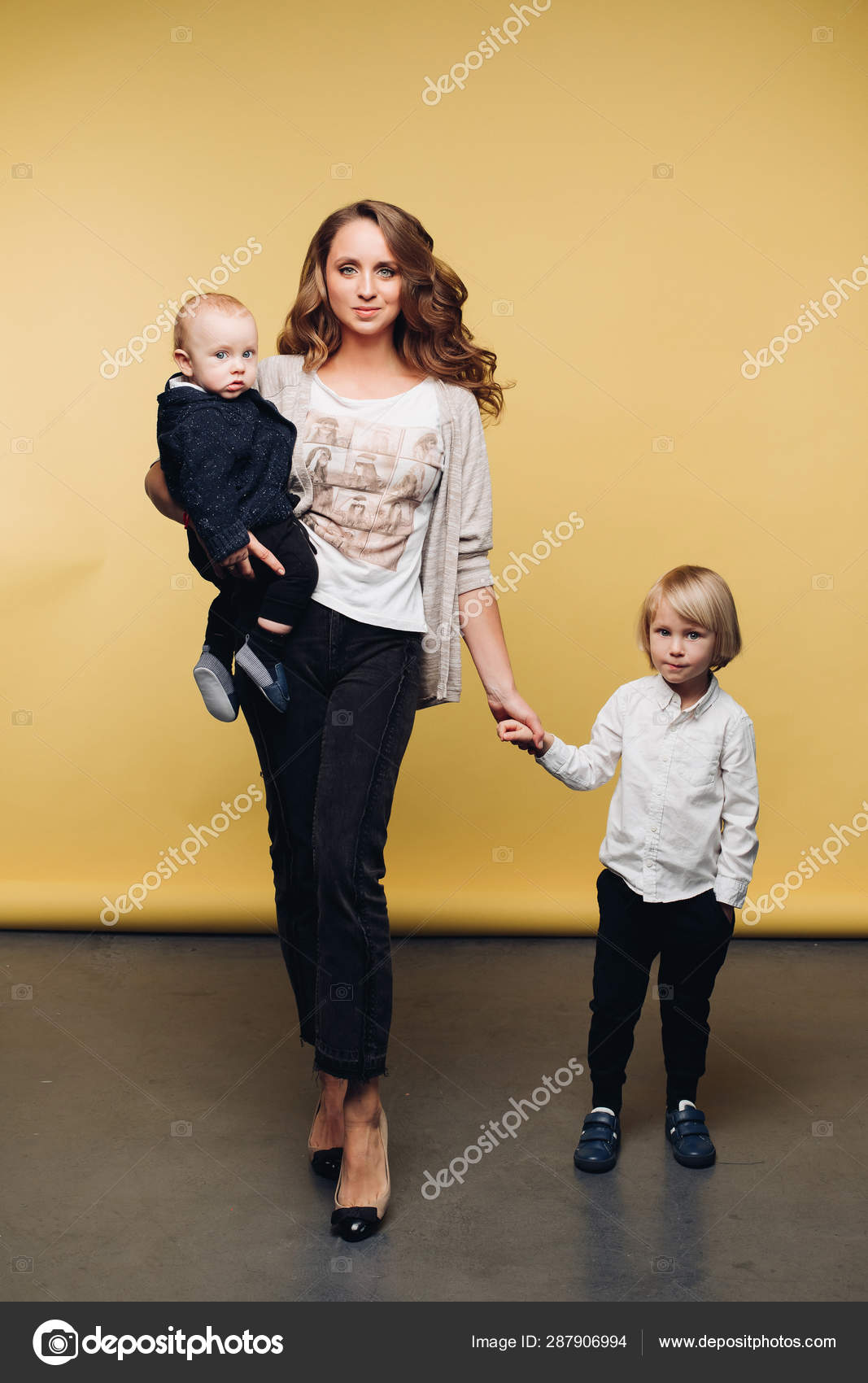 Lykkelig ung mor poserer på kamera sammen med sine børn . — Stockfoto ©  studioluckyaa #287906994, image size:1067x1700