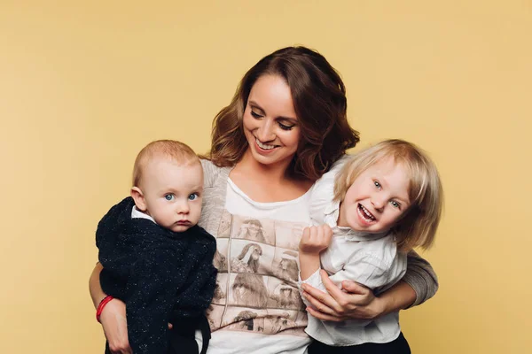 행복한 젊은 어머니 포즈 에 카메라 함께 와 그녀의 아이들. — 스톡 사진