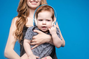 Kulaklık bebek çocuk ile mutlu kadın.