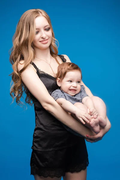 Vedere din față a bebelușului pozitiv râzând cu mama — Fotografie, imagine de stoc