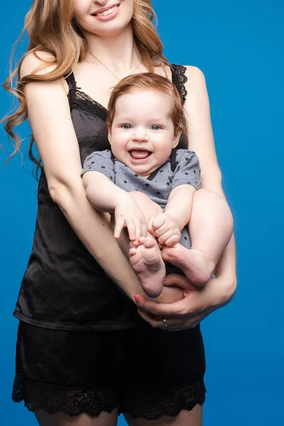 Front bild av positiva lilla baby skrattar med mor — Stockfoto