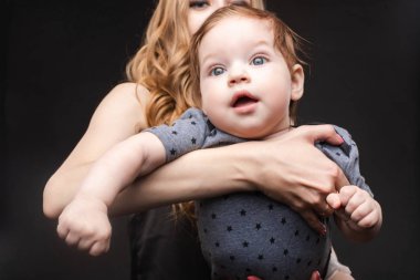 Pozitif küçük bebeğin anne ile gülüp ön görünümü