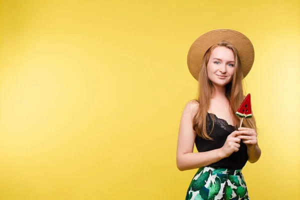 Glückliches blondes Model im leichten Sommerlook, das Süßigkeiten isst. — Stockfoto