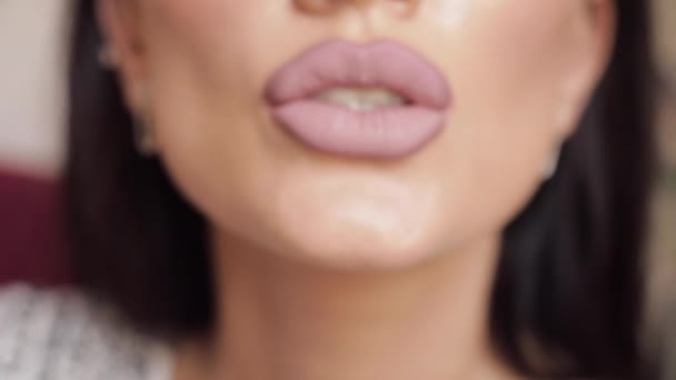 Extremo primer plano regordeta hembra sexy labios usando lápiz labial desnuda haciendo beso y sonriendo — Vídeos de Stock