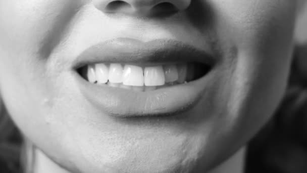 Femme montrant la langue et touchant blanc belles dents par elle . — Video