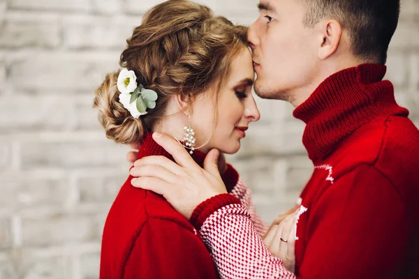 Sensualidad pareja en suéteres rojos divirtiéndose juntos, celebrando el año nuevo . — Foto de Stock