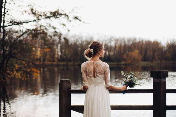 호수 부케 화이트 결혼식에 우아한 신부 드레스. — 스톡 사진