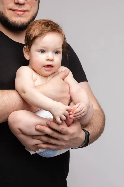 Far hålla lite baby i händerna och kysser Kid — Stockfoto