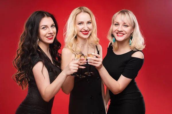 Trzy piękne kobiety obchodzi imprezę i zabawy — Zdjęcie stockowe