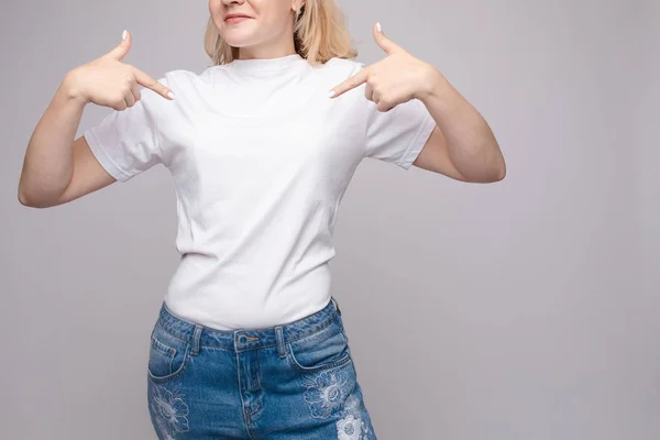 Beskuren syn på brunett stående i vit skjorta och jeans — Stockfoto