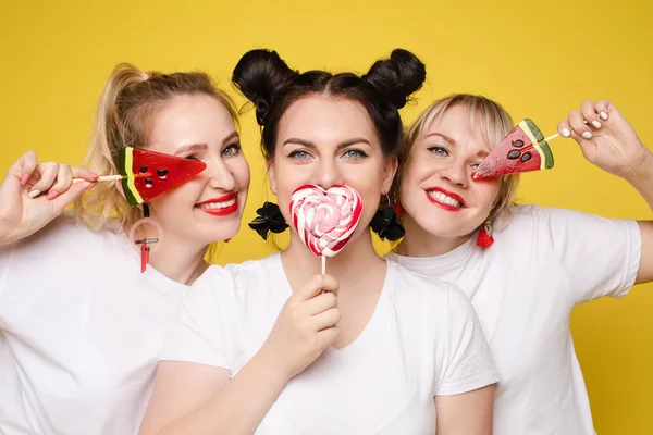 Tres hermosas mujeres celebrando una fiesta y divirtiéndose — Foto de Stock