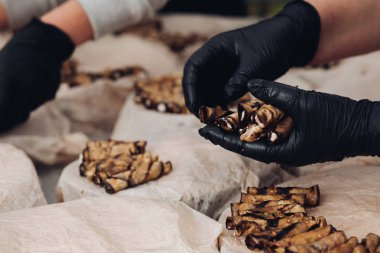 Parti için hazır incelik snack çanak ile tabak hizmet veren eldiven giyen profesyonel aşçı el