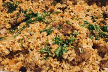 Aşırı yakın çekim taze iştah açıcı pilav et ve yeşillik dekorasyon tabak üst görünümünde hizmet