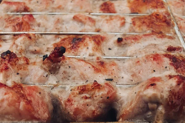 Appetizing carne de porco fresca kebab cozinhar na grelha extremo close-up — Fotografia de Stock