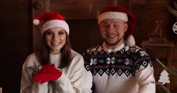 Couple in Santa hats celebrating Christmas chime — Stock Video