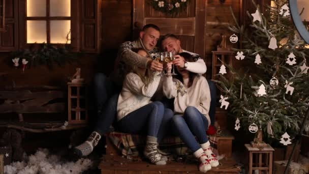 Романтические пары празднуют Новый год с напитками . — стоковое видео