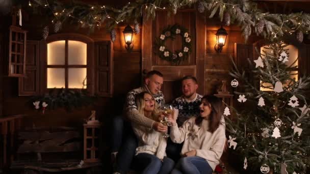 Une jeune femme boit du champagne à la fête du Nouvel An. Super ralenti — Video