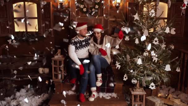 Casal feliz em chapéus de inverno e luvas leva selfie via celular . — Vídeo de Stock