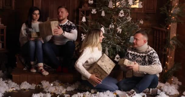 Kerstochtend. Jong gezin vrolijk congratulatess elke andere Marry Kerstmis. — Stockvideo