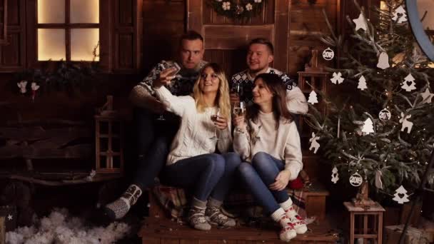 Amigos alegres con bebidas tomando selfie en el porche . — Vídeos de Stock