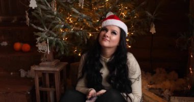Portre Noel kap genç kız Gülen, cep telefonu kullanarak