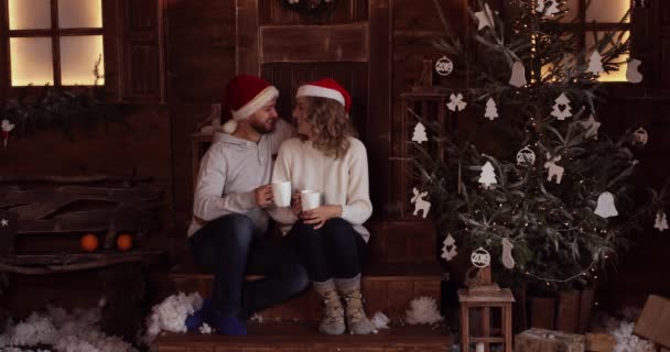 Pojkvän ger julklapp till sin flickvän. — Stockvideo