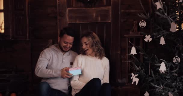 Boyfriend giving Christmas present to his girlfriend. — Stock Video