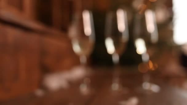 Champagne på bakgrunden av guldkorn. — Stockvideo